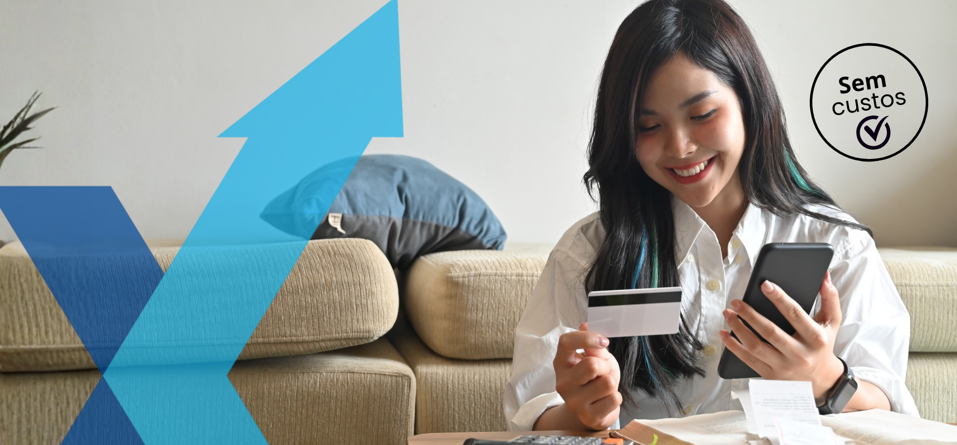 Mulher a utilizar cartão de crédito e telemóvel em casa, em banner da Maxfinance Presidente Lourinhã com destaque para cartões de crédito e serviço sem custos.