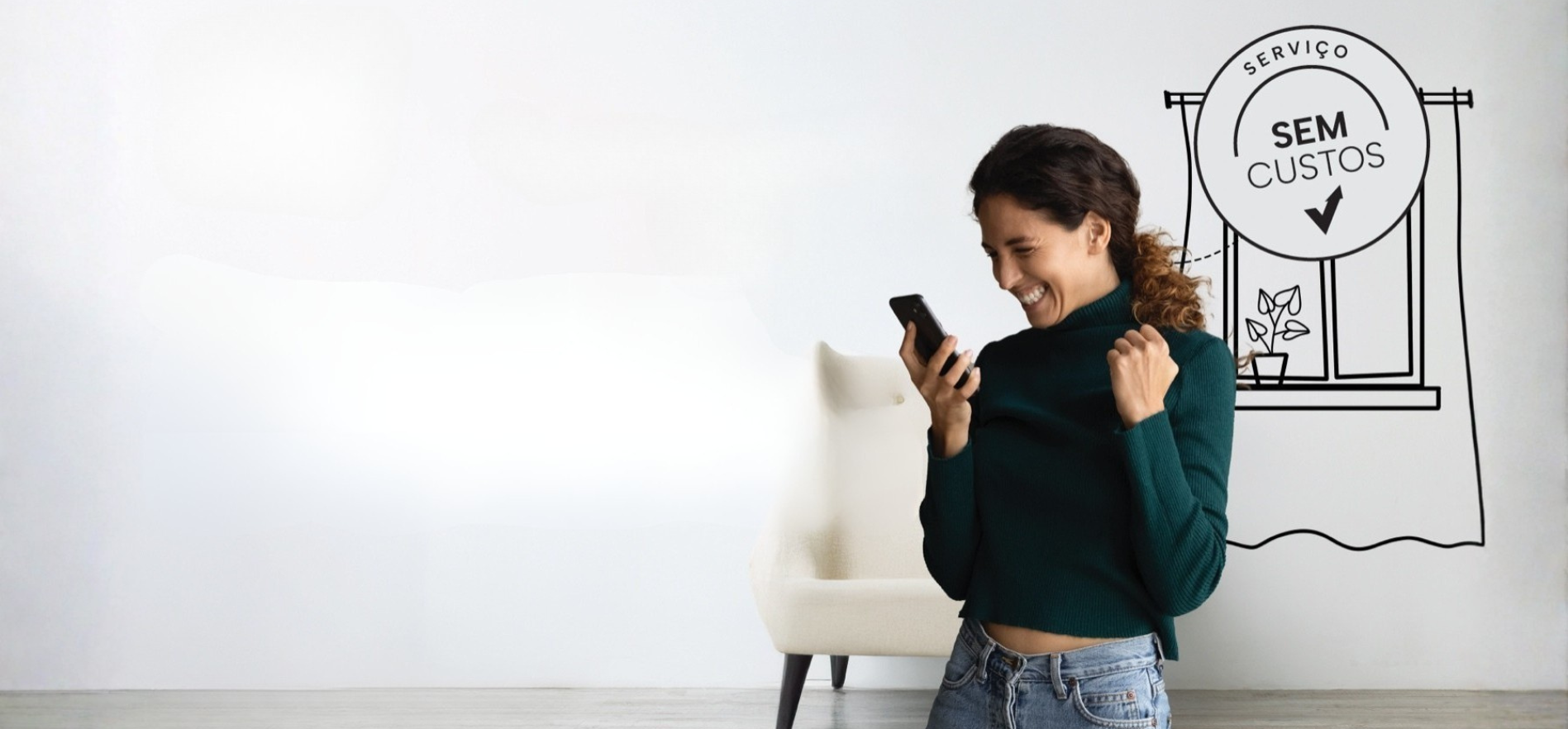 Mulher sorridente a celebrar enquanto utiliza o telemóvel, em banner de crédito pessoal da Maxfinance Presidente com indicação de serviço sem custos. 