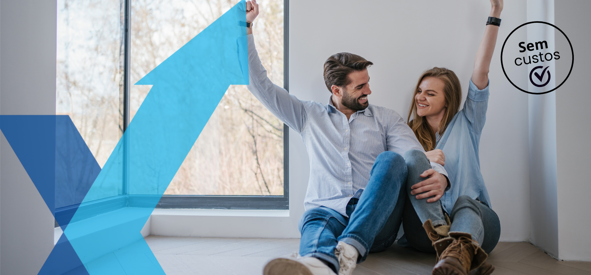 Casal jovem a celebrar conquista de casa própria com destaque para isenção de IMT, em banner da Maxfinance Presidente Lourinhã com indicação de serviço sem custos.